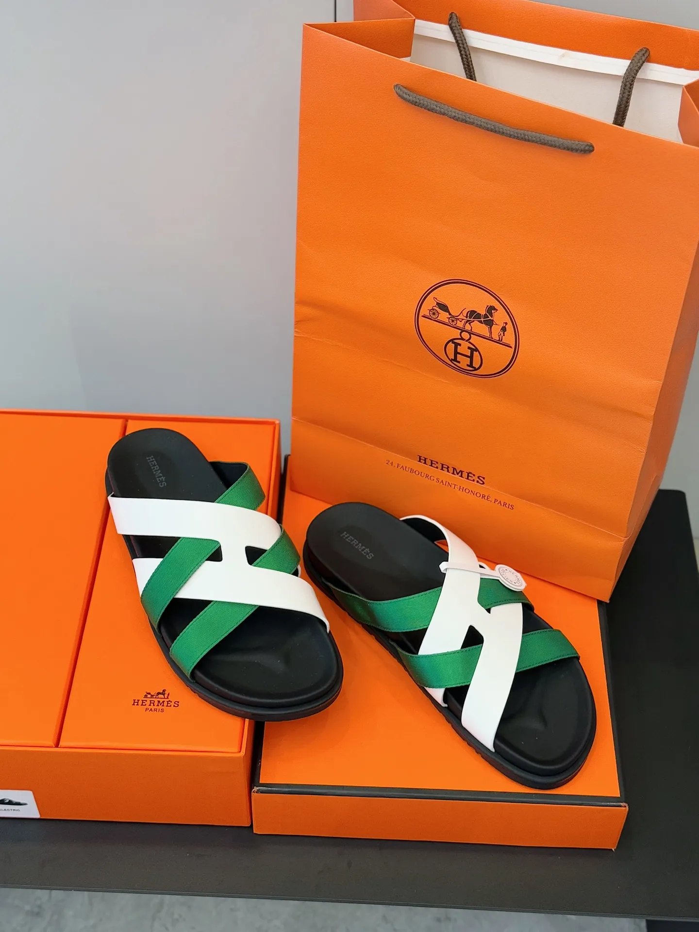 p300💰Men's Shoes Hermes Men's Kazimir Slippers - Top quality woven calfskin functional sandals with an intertwined upper inspired by the "H" iconic pattern to create a casual look, perfect for summer. Imported cowhide + cowhide lining + rubber outsole Size: 39-44 (customized at 38.45.46)